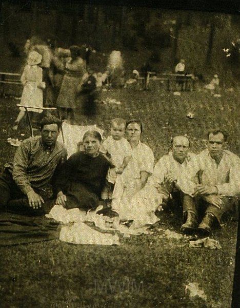 KKE 1310.jpg - Odpoczynek na łonie natury po kalwani. Na kocu Barbara Wojnicz (z domu Padz) z synem Stanisławem i córką Józefą, 1937 r.